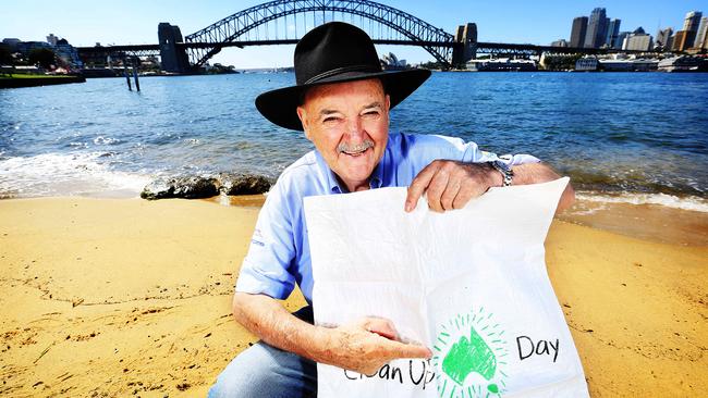 Ian Kiernan marks 25 years of Clean Up Australia in 2004. Picture: Craig Greenhill.