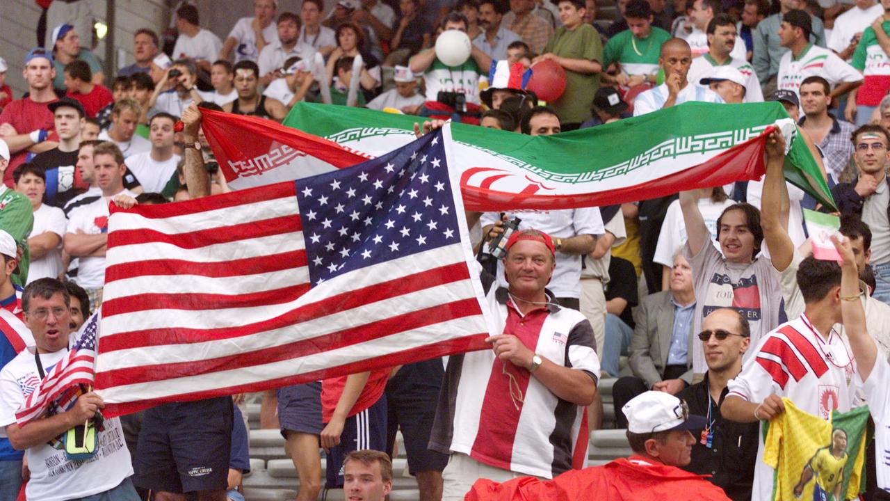 Iran and the United States will meet in Qatar, they had marked the memories during the World Cup-1998 with scenes of fraternity between the players of these two rival countries. (Photo by PATRICK KOVARIK / AFP)