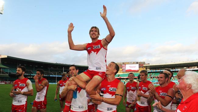 Lewis Roberts Thomson is chaired off the ground after his 150th game for the Swans against the Fremantle Dockers at the SCG.