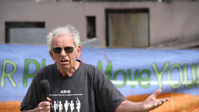 Alice Springs resident Bill Davis told people "it's time to get cranky" at South of the Gap community meeting in August. Picture: Gera Kazakov