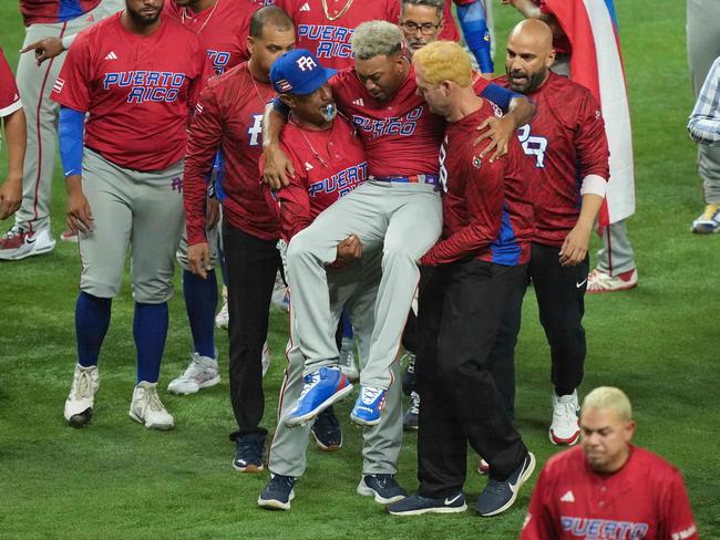 MIAMI, FLORIDA - MARCH 15: Edwin Diaz #39 of Puerto Rico is helped off the field after being injured during the on-field celebration after defeating the Dominican Republic during the World Baseball Classic Pool D at loanDepot park on March 15, 2023 in Miami, Florida.   Eric Espada/Getty Images/AFP (Photo by Eric Espada / GETTY IMAGES NORTH AMERICA / Getty Images via AFP)