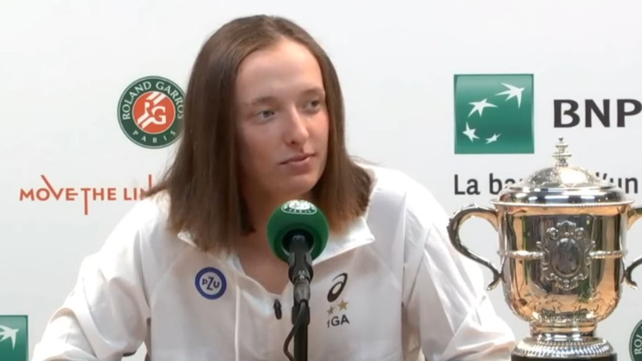 French Open final 2022 Reporter asks Iga Swiatek about makeup after