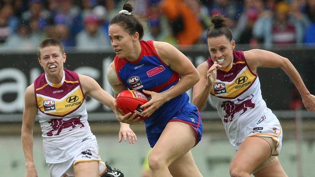 Emma Kearney streaks away from Brisbane defenders.