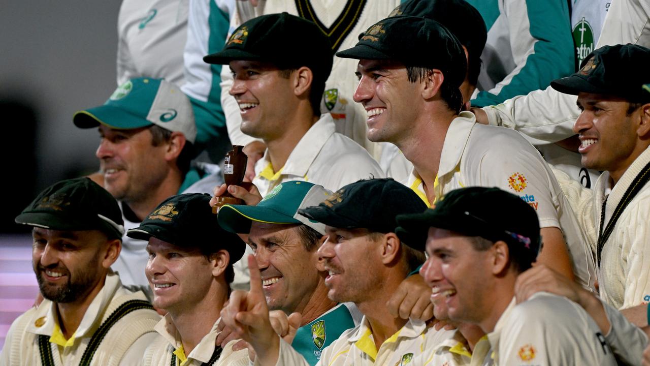 Australia celebrates after winning the fifth Ashes Test. Photo by Steve Bell/Getty Images