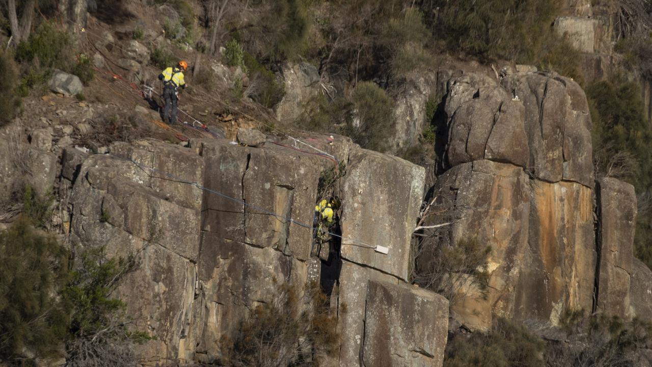 Rock removal along the Tasman Highway at Paradise Gorge. Photo: Luke Bowden/ABC