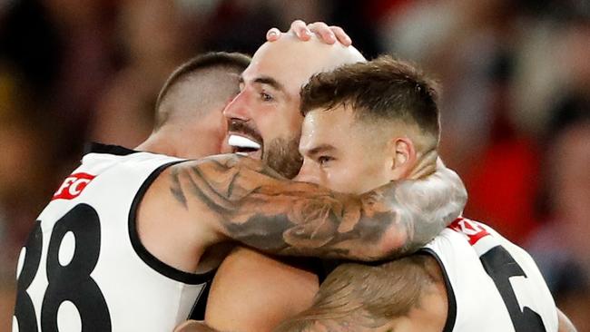 MELBOURNE, AUSTRALIA - MARCH 18: Steele Sidebottom of the Magpies celebrates a goal with Jeremy Howe and Jamie Elliott of the Magpies during the 2022 AFL Round 01 match between the St Kilda Saints and the Collingwood Magpies at Marvel Stadium on March 18, 2022 In Melbourne, Australia. (Photo by Dylan Burns/AFL Photos via Getty Images)