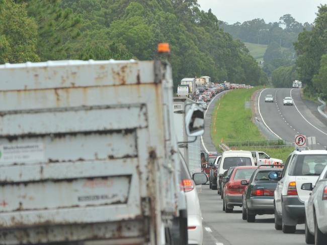 27/02/10   189776An oil spill on the Bruce Highway between the Bli Bli exit and Forest Glen / Tanawha coupled with wet conditions caused traffic chaos this morning (sat). Lane closures meant traffic was banked back for several kilometres.Photo: Brett Wortman / Sunshine Coast Daily