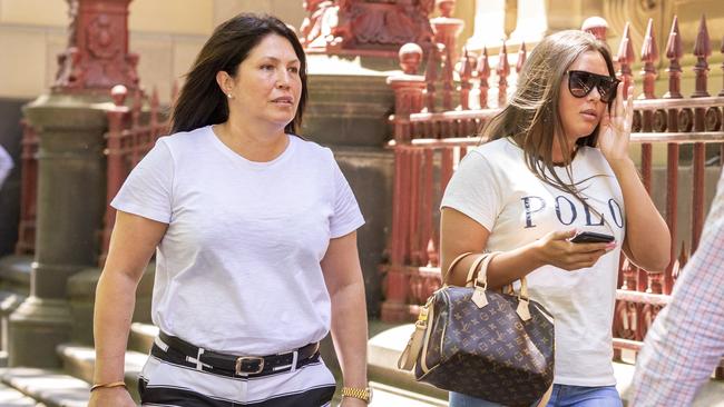 Roberta Williams (left) is seen with daughter Dhakota (right) arriving at the Supreme Court in Melbourne, Australia, Wednesday, December 12, 2018. (AAP Image/Daniel Pockett) NO ARCHIVING