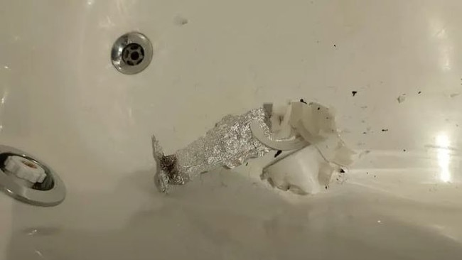 Inside the hotel room’s bathtub, remains of wax and crumpled and burned aluminium foil can be seen.