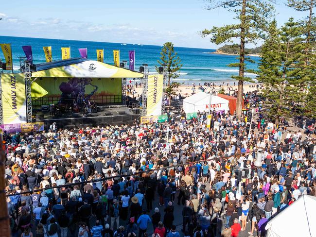 The crowds at the Manly Jazz festival in 2018. (AAP Image/Jordan Shields)