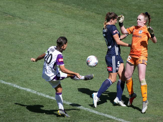 Samantha Kerr of Perth Glory  scores in extra time with a clever chip over Laura Alleway and Bethany Mason-Jones of Melbourne Victory  during the W-League Semi Final match between the Melbourne Victory and the Perth Glory at AAMI Park in Melbourne, Sunday, February 10, 2019. (AAP Image/George Salpigtidis) NO ARCHIVING, EDITORIAL USE ONLY