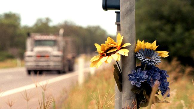 01 Feb 2000 PicMartin/Johnston  Roadside death memorial - Gateway Arterial Rd Bald Hills . memorials flowers accidents qld fatality