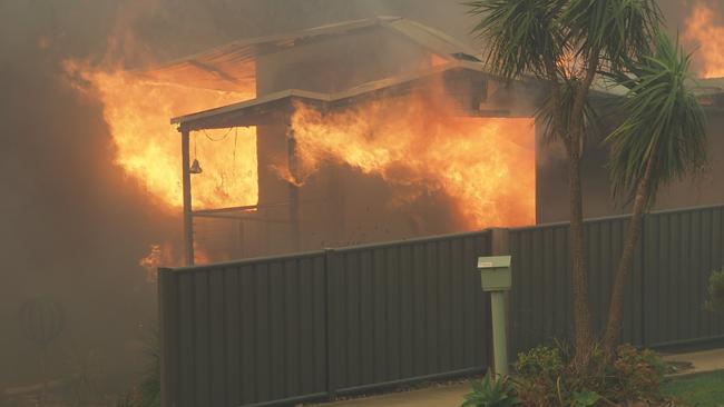 ONE TIME WEB USE ONLY - FEE APPLIES FOR REUSE - EXCLUSIVE VIDEO AND STILLS Bushfire tears through 35 houses in TathraDescription / CaptionTathra bushfire today as many as 35 houses lost in a fire that swept over 15km of bush in around four hours.Date18 Mar 2018Picture: Diimex