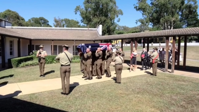 Molan 的棺材披着澳大利亚国旗，随着风笛演奏《奇异恩典》被抬进教堂。图片：由 NCA NewsWire 提供