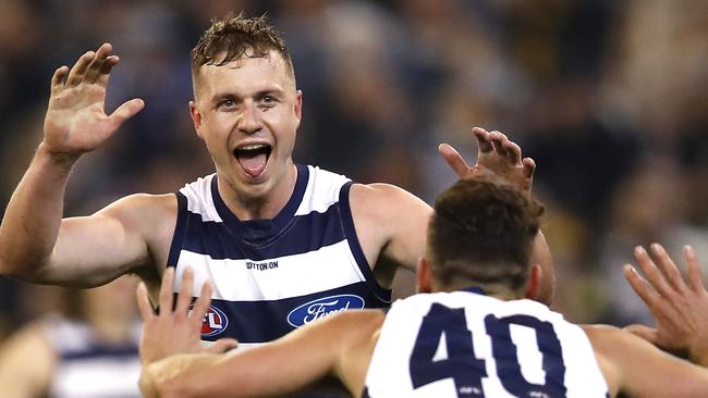 Mitch Duncan has re-signed with Geelong until the end of 2024.