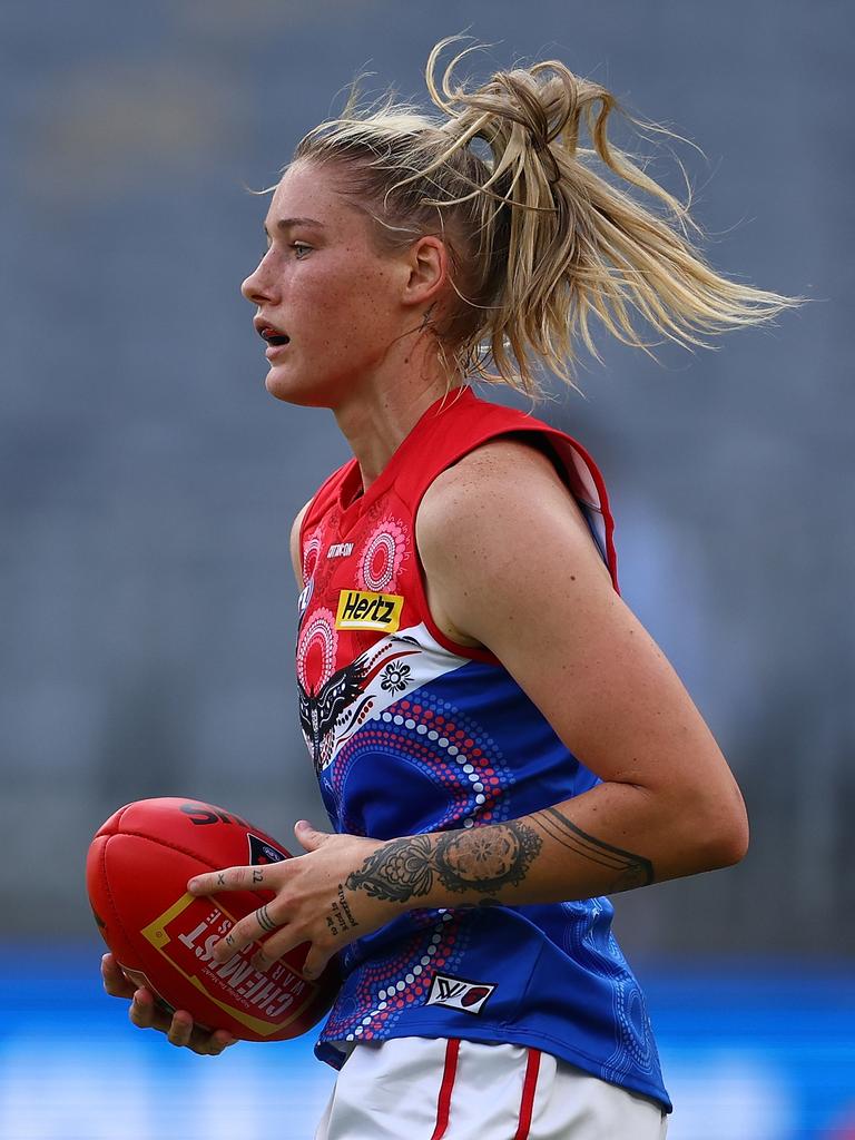 AFLW STAR TAYLA HARRIS GETS KO WIN IN AUSTRALIAN TITLE FIGHT 