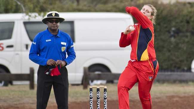Jessica O'Reilly bowls for SA.
