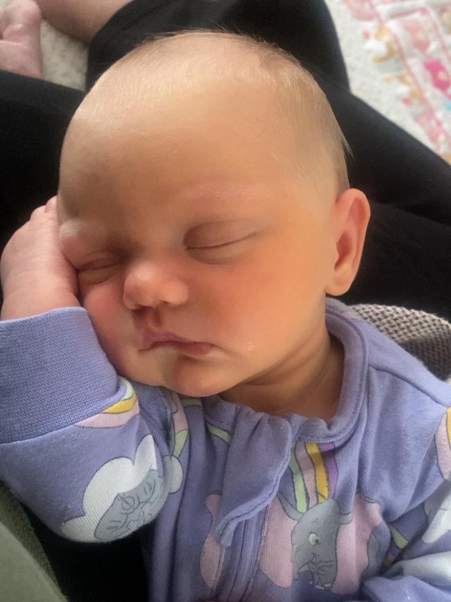 Isla Mcdiven. Three weeks old. Only three weeks on earth side we have a very chilled baby. We are so very lucky.