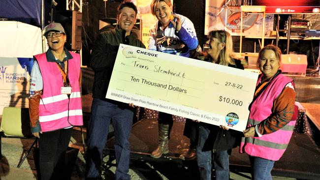 05/05/2023 - Last year’s $10,000 Rainbow Beach Family Fishing Classic winner Travis Steinhardt collects his cheque. Picture: supplied