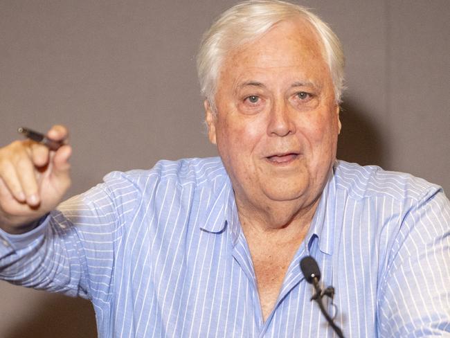 SYDNEY, AUSTRALIA. NewsWire Photos. FEBRUARY 7, 2025. Clive Palmer holds a press conference in Sydney after his company donated $5 million dollars to Foodbank Australia.  Picture: NewsWire / Jeremy Piper