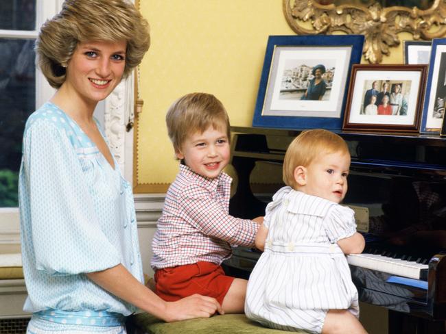UNITED KINGDOM - OCTOBER 04:  Diana, Princess of Wales with her sons, Prince William and Prince Harry, at the piano in Kensington Palace  (Photo by Tim Graham/Getty Images)