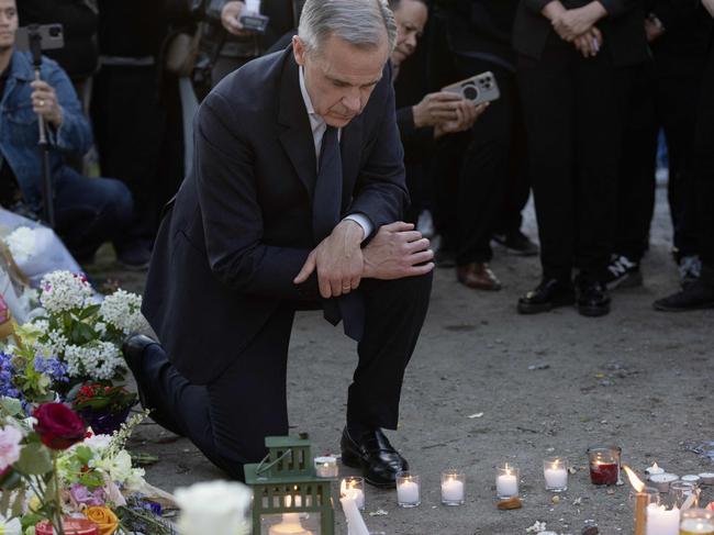 VANCOUVER, BRITISH COLUMBIA - APRIL 27: Canadian Prime Minister Mark Carney attends a candlelight vigil near the scene where a car drove into a crowd of people during the Lapu Lapu Festival on April 27, 2025 in Vancouver, Canada. Police said a 30-year-old man drove his car into a crowd at a Filipino street festival, killing 11 people and injuring at least 20 others.   Andrew Chin/Getty Images/AFP (Photo by Andrew Chin / GETTY IMAGES NORTH AMERICA / Getty Images via AFP)