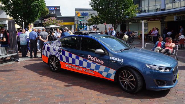 The crowd gathers around the Dob in a Dealer event at Fairfield. Pic: Tony Ibrahim