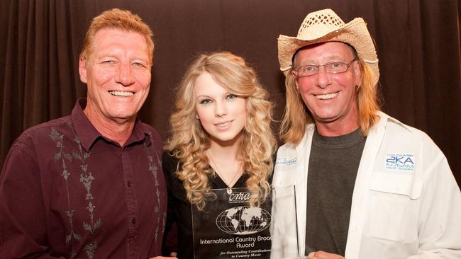 Rob Potts and Taylor Swift present John Bond (right) of Cool Country 2KA with the CMA International Country Broadcaster Award.