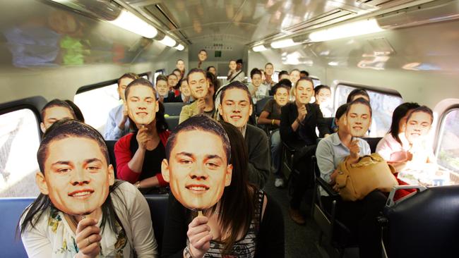 Passengers on the 4.09pm Central to Parramatta service show their allegiance to Jarryd Hayne ahead of the 2009 finals series.