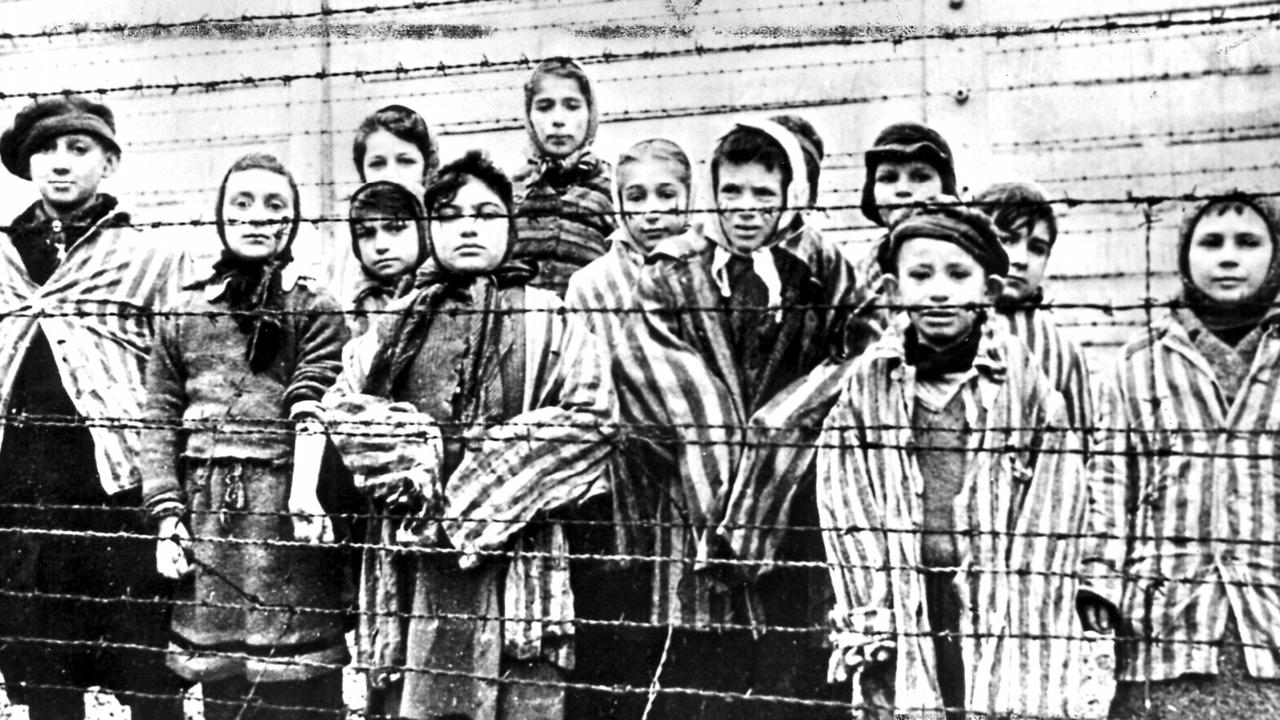 Auschwitz concentration camp, Poland, showing jewish children in camp.  {* WARNING $60 FEE PER USE PAYABLE CAMERA PRESS AGENCY REF NO : 25973-30 (18)}.                     Germany / World War Two (II) / Camps  Holocaust
