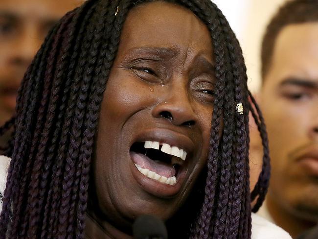 SACRAMENTO, CA - MARCH 26: Sequita Thompson, (L) grandmother of Stephon Clark who was shot and killed by Sacramento police, cries as she speaks during a news conference with civil rights attorney Ben Crump (R) on March 26, 2018 in Sacramento, California. The family of Stephon Clark, an unarmed black man who was shot and killed by Sacramento police officers, have hired civil rights attorney Ben Crump to represent the Clark family in a wrongful death suit against the Sacramento police department.   Justin Sullivan/Getty Images/AFP == FOR NEWSPAPERS, INTERNET, TELCOS & TELEVISION USE ONLY ==