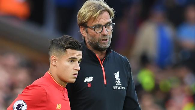 Liverpool's German manager Jurgen Klopp (R) speaks to Philippe Coutinho.