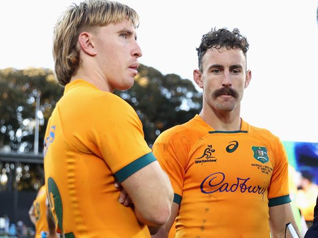 ADELAIDE, AUSTRALIA - AUGUST 27: Wallabies head coach Dave Rennie talks to Tate McDermott of the Wallabies and Nic White of the Wallabies after winning The Rugby Championship match between the Australian Wallabies and the South African Springboks at Adelaide Oval on August 27, 2022 in Adelaide, Australia. (Photo by Cameron Spencer/Getty Images)