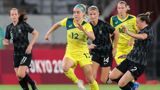 Ellie Carpenter (centre) is set to return for the Matildas. Picture: Yoshikazu TSUNO / AFP