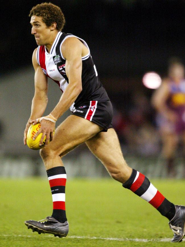 2004: Troy Schwarze is about to kick the winning goal.