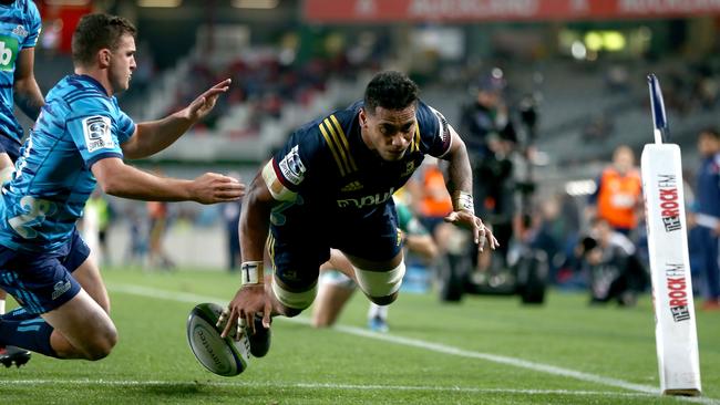 Shannon Frizell scored a hat-trick for the Highlanders in their big win over the Blues at Eden Park.