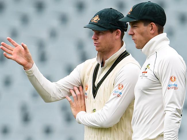 Australia's Steve Smith (L) speaks with captain Tim Paine (R) on the third day of the second cricket Test match against Pakistan in Adelaide on NDecember 1, 2019. (Photo by William WEST / AFP) / -- IMAGE RESTRICTED TO EDITORIAL USE - STRICTLY NO COMMERCIAL USE --