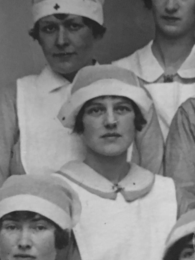 Enid Lindeman (centre) as a nurse in Paris during World War I.