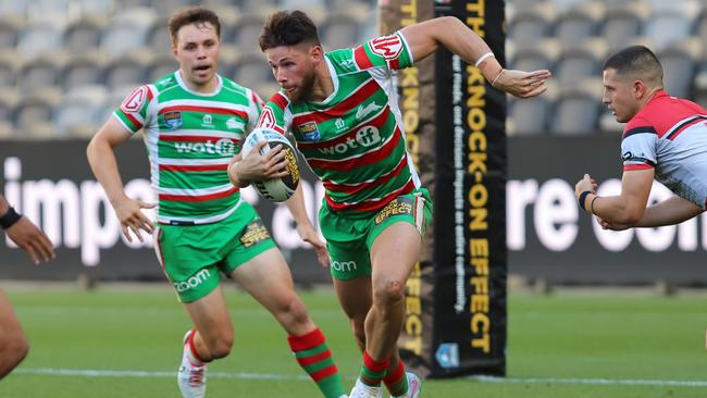 Tom Carr runs from defence (Photo : Steve Montgomery)