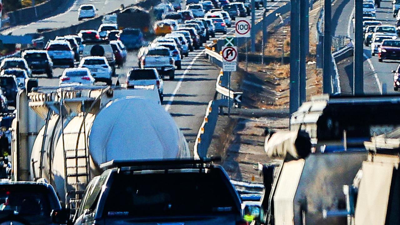 Heavy delays as crash closes Gateway Mwy