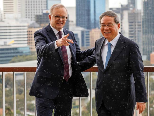 Australian Prime Minister Anthony Albanese (L) and China's Premier Li Qiang leave after their visit to Kaarta Gar-up Lookout in Kings Park before an Australia-China CEO Roundtable in Perth on June 18, 2024. (Photo by RICHARD WAINWRIGHT / POOL / AFP)