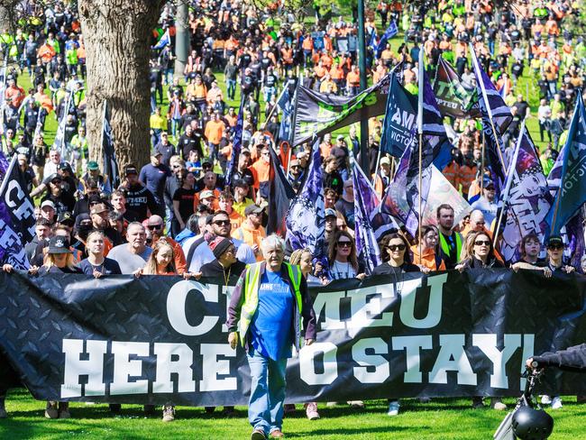 MELBOURNE, AUSTRALIA - Newswire Photos September 18, 2024: Thousands of construction workers strike in Melbourne CBD during a CFMEU rally. Picture: NewsWire / Aaron Francis