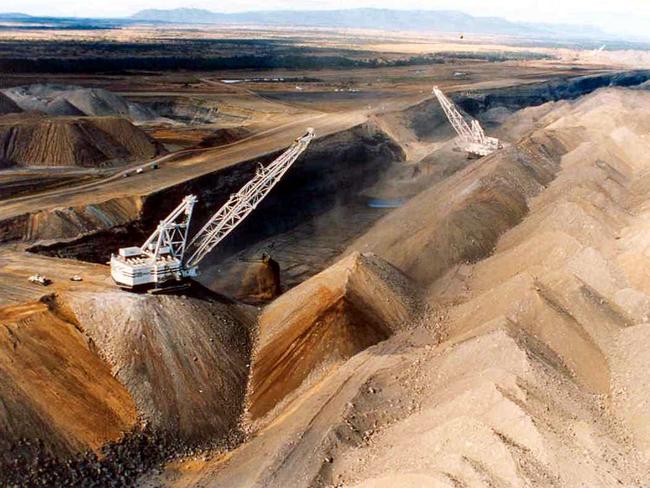 AUGUST, 2003 : Draglines at the Curragh coal mine in Queensland's Bowen Basin, 08/03.Industry / Mining