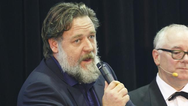 Russell Crowe addresses the crowd gathered at the auction, entitled The Art of Divorce. Picture: Tim Pascoe