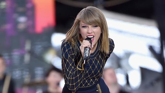 Sassy Taylor Swift rocks Times Square in an Australian short suit ...