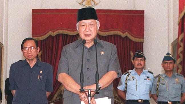 JAKARTA, INDONESIA - MAY 21, 1998:  (FILE PHOTO) Indonesian President Suharto announces his resignation during a live broadcast on Indonesian television where he pledged to step down after new parliamentary elections on May 21, 1998 in Jakarta, Indonesia. Suharto has died, aged 86. (Photo by Maya Vidon/Getty Images)