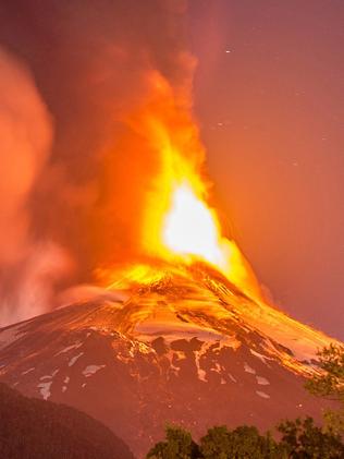 Chile’s Villarica volcano is Pucon is erupting, shooting lava and heavy ...