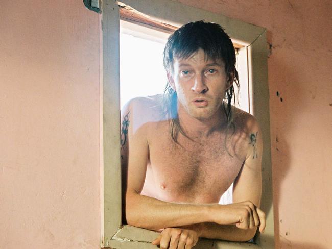 David Wenham in character as Johnny Spiteri, in Gettin’ Square (2003)