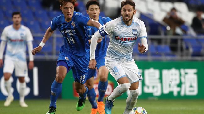 Milos Ninikovic of Sydney FC controls possession ahead of Park Yong-woo of Ulsan Hyundai. Picture: Getty Images