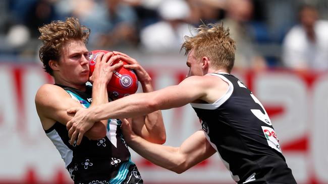 Xavier Duursma attempts to dance around Saint Ed Phillips. Picture: Michael Willson/AFL Photos